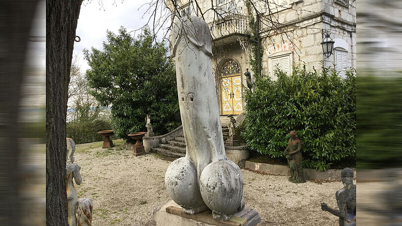Eine zwei Meter hohe Phallus-Statue steht neben einem Kreuzweg in Traunkirchen. Die Penis-Skulptur im Park eines Kunst- und Immobilienhändlers in Traunkirchen steht in Sichtweite eines Pilgerwegs, der zu Ostern stark frequentiert wird.