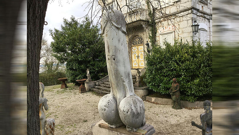Eine zwei Meter hohe Phallus-Statue steht neben einem Kreuzweg in Traunkirchen. Die Penis-Skulptur im Park eines Kunst- und Immobilienhändlers in Traunkirchen steht in Sichtweite eines Pilgerwegs, der zu Ostern stark frequentiert wird. Eine zwei Meter hohe Phallus-Statue steht neben einem Kreuzweg in Traunkirchen. Die Penis-Skulptur im Park eines Kunst- und Immobilienhändlers in Traunkirchen steht in Sichtweite eines Pilgerwegs, der zu Ostern stark frequentiert wird.