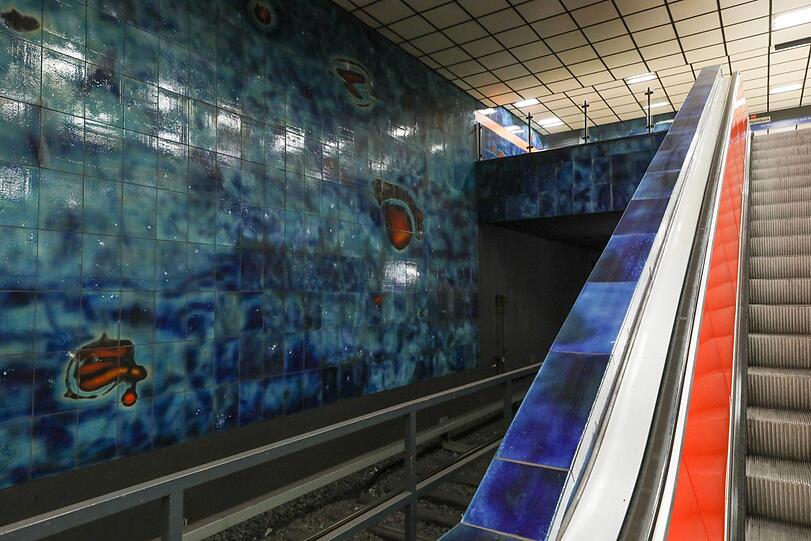 Fliesenkunst: Auch am Scheidplatz, hier eher in Weltall-Optik.