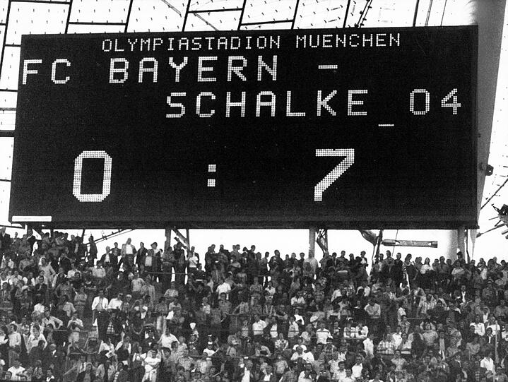 Ein denkwürdiges Ergebnis 1976 auf der Anzeigetafel im Olympiastadion: Bayern verliert mit 0:7 gegen Schalke.