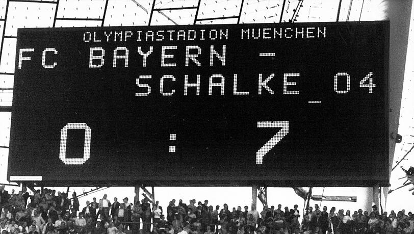 Ein denkwürdiges Ergebnis 1976 auf der Anzeigetafel im Olympiastadion: Bayern verliert mit 0:7 gegen Schalke. Ein denkwürdiges Ergebnis 1976 auf der Anzeigetafel im Olympiastadion: Bayern verliert mit 0:7 gegen Schalke.