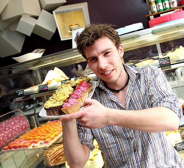 Für Fastenbrecher: Im &bdquo;Neuen Kubitscheck&ldquo; in der Gollierstraße serviert Mitarbeiter Fabian hausgemachte Kuchen und Torten.