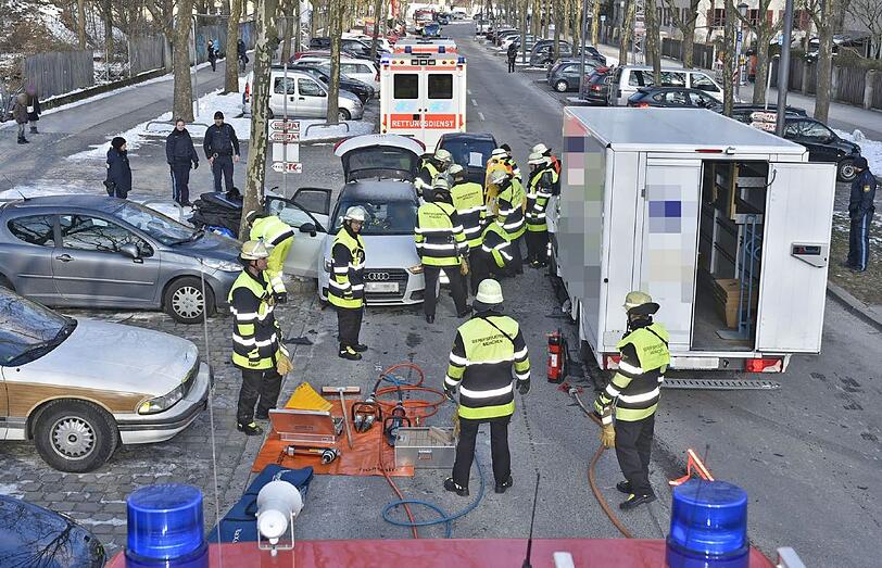 Heftiger Unfall in der Infanteriestraße: Die Feuerwehr musste die Verletzte aus ihrem Wrack befreien.