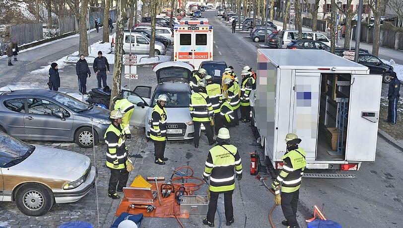 Heftiger Unfall in der Infanteriestraße: Die Feuerwehr musste die Verletzte aus ihrem Wrack befreien. Heftiger Unfall in der Infanteriestraße: Die Feuerwehr musste die Verletzte aus ihrem Wrack befreien.