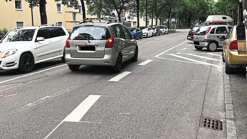 Die neuen Fahrbahn-Markierungen beschäftigen jetzt den Stadtrat.