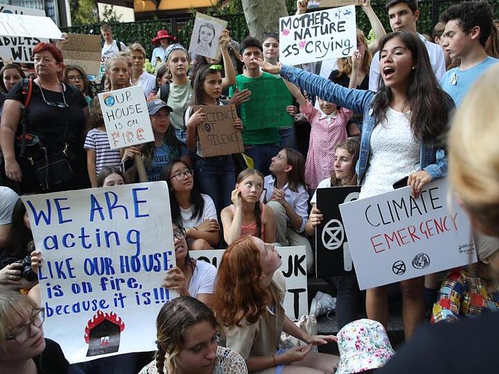 Greta Thunberg (M unten) nimmt in New York an einer Demonstration teil.