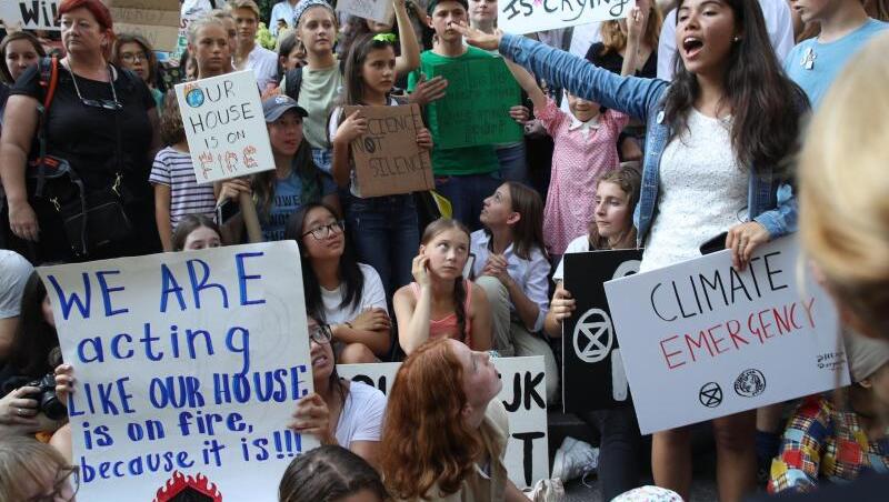 Greta Thunberg (M unten) nimmt in New York an einer Demonstration teil. Greta Thunberg (M unten) nimmt in New York an einer Demonstration teil.