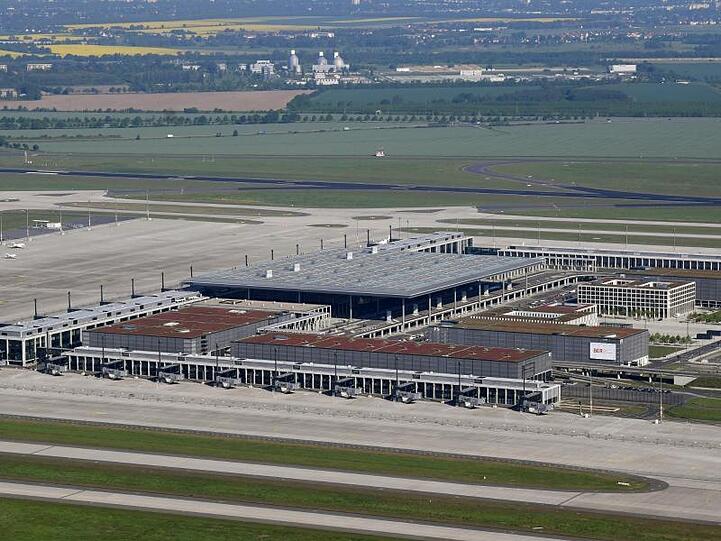 Der Flughafen Berlin Brandenburg in Schönefeld sollte ursprünglich im Oktober 2011 in Betrieb gehen, nun soll es im Herbst kommendes Jahres so weit sein.