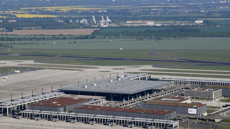 Der Flughafen Berlin Brandenburg in Schönefeld sollte ursprünglich im Oktober 2011 in Betrieb gehen, nun soll es im Herbst kommendes Jahres so weit sein. Der Flughafen Berlin Brandenburg in Schönefeld sollte ursprünglich im Oktober 2011 in Betrieb gehen, nun soll es im Herbst kommendes Jahres so weit sein.