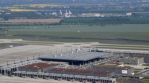 Der Flughafen Berlin Brandenburg in Schönefeld sollte ursprünglich im Oktober 2011 in Betrieb gehen, nun soll es im Herbst kommendes Jahres so weit sein.