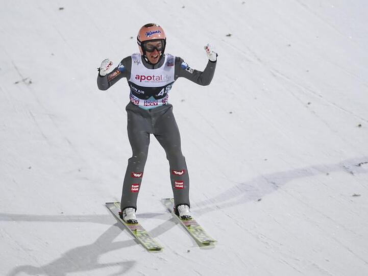 Der Österreicher Stefan Kraft holte sich im russischen Nischni Tagil mit Sprüngen über 140 und 134,5 Meter den Sieg.