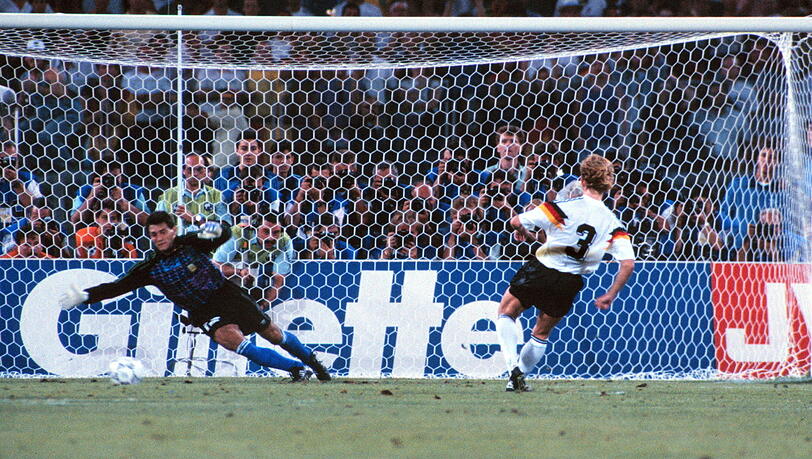 Der Schuss zum Weltmeister-Titel: Andreas Brehme verwandelt im WM-Finale 1990 den entscheidenden Elfmeter gegen Argentinen. Der Schuss zum Weltmeister-Titel: Andreas Brehme verwandelt im WM-Finale 1990 den entscheidenden Elfmeter gegen Argentinen.