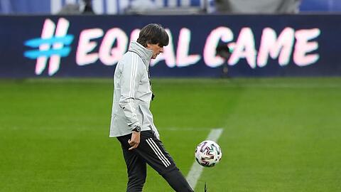 Joachim Löw beim Abschlusstraining der Nationalmannschaft vor dem WM-Qualifikationsspiel in Rumänien.
