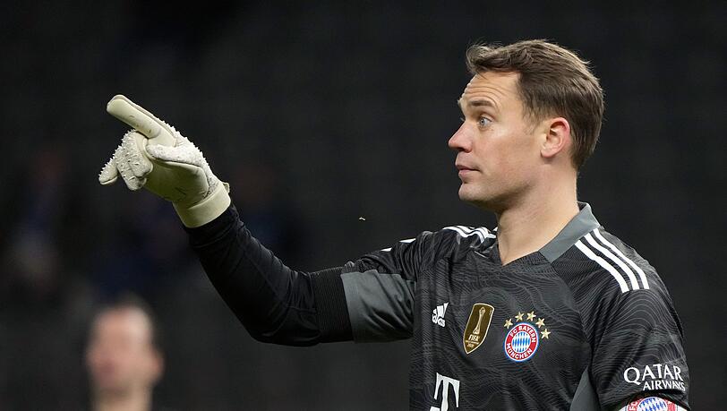 Manuel Neuer zeigt nach vorne.