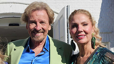 Thomas Gottschalk und Partnerin Carina zeigten sich gut gelaunt auf einer Dachterrasse in München. (Archivbild)
