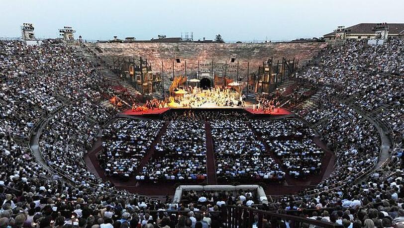 Annette Frier und Michael Kessler blicken in der berühmten Arena di Verona hinter die Kulissen. Annette Frier und Michael Kessler blicken in der berühmten Arena di Verona hinter die Kulissen.