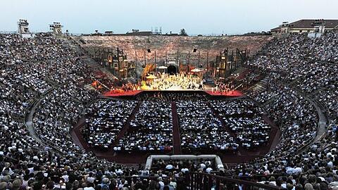 Annette Frier und Michael Kessler blicken in der ber&uuml;hmten Arena di Verona hinter die Kulissen.