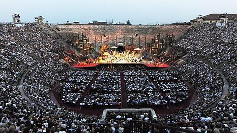 Annette Frier und Michael Kessler blicken in der ber&uuml;hmten Arena di Verona hinter die Kulissen.