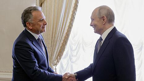 Der US-Unterh&auml;ndler Steve Witkoff (l) hat Kremlchef Wladimir Putin neue Vorschl&auml;ge f&uuml;r eine Friedensl&ouml;sung im russischen Angriffskrieg gegen die Ukraine unterbreitet.