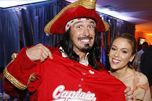 Captain Morgan zeigt Schauspielerin Alyssa Milano ein Werbe-T-Shirt während der "Ryan Howard Foundation All Star" Party.