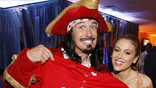 Captain Morgan zeigt Schauspielerin Alyssa Milano ein Werbe-T-Shirt während der "Ryan Howard Foundation All Star" Party. Captain Morgan zeigt Schauspielerin Alyssa Milano ein Werbe-T-Shirt während der "Ryan Howard Foundation All Star" Party.