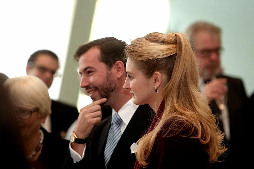 Angeregt und sichtlich glücklich unterhalten sich Prinz Guillaume und Gräfin Stéphanie am Freitag vor ihrer Trauung mit den Gästen.