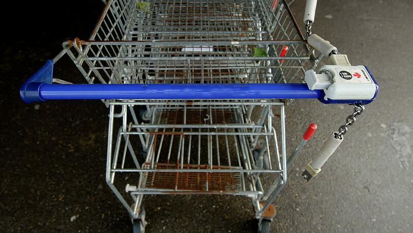 Mit einem Einkaufswagen hatte die 61-Jährige zahlreiche Autos demoliert. (Symbolbild)
