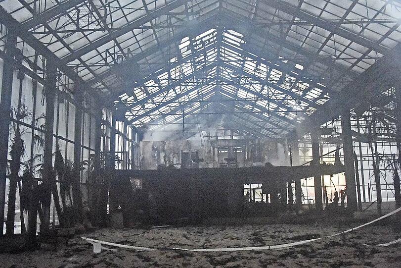 Brandstiftung mit verheerendem Schaden. Ein Mitarbeiter soll die Halle absichtlich in Brand gesetzt haben.