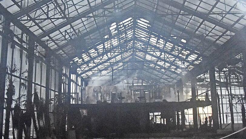 Brandstiftung mit verheerendem Schaden. Ein Mitarbeiter soll die Halle absichtlich in Brand gesetzt haben. Brandstiftung mit verheerendem Schaden. Ein Mitarbeiter soll die Halle absichtlich in Brand gesetzt haben.