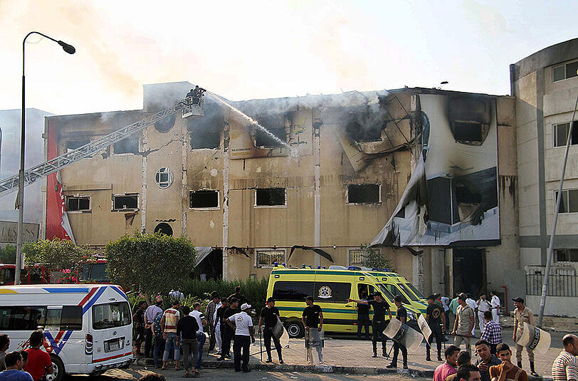 Der Großbrand in der Möbelfabrik ist nach Medienberichten durch die Explosion einer Gasflasche verursacht worden.