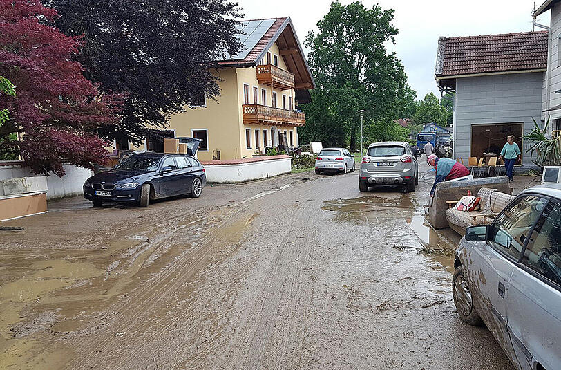Schlamm, Chaos und noch mehr Schlamm: Das Dorf Anzenkirchen in der Gemeinde Triftern ist von dem Hochwasser am 01. Juni hart getroffen worden.