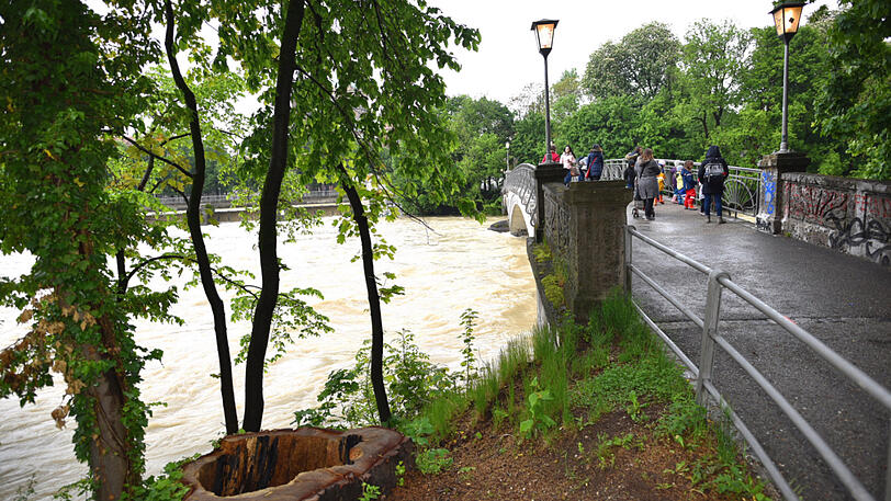 Langsam sinkt der Isar-Pegel wieder ab.