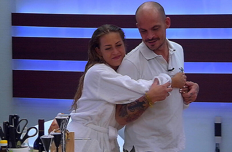 Sie können die Finger nicht voneinander lassen: Ben und Jessica.