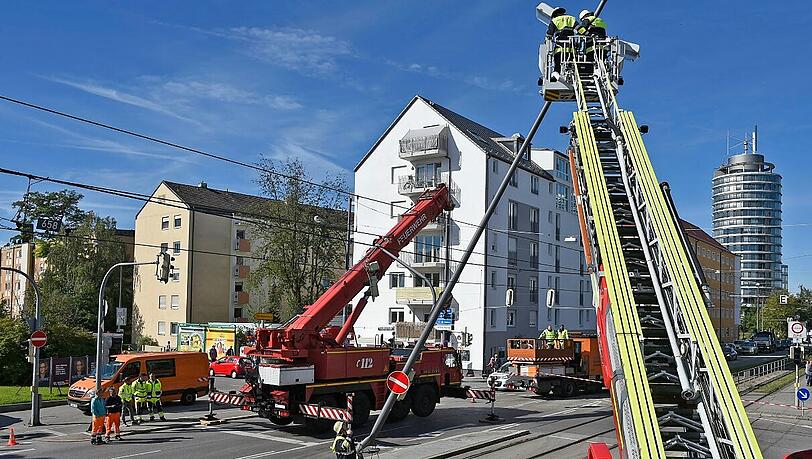 Da der Lichtmast vollständig am Stromnetz hing, beschränkte sich die Feuerwehr vorerst auf großräumige Absperr-Arbeiten.