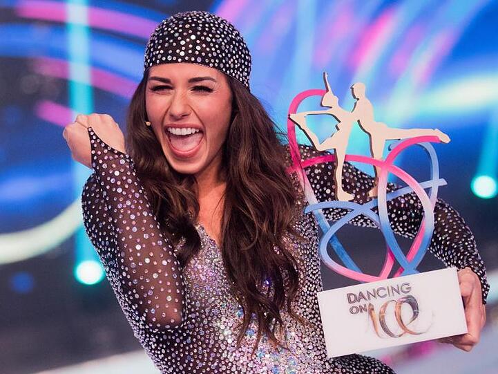 Sarah Lombardi im Finale der SAT.1-Show "Dancing on Ice" mit dem Siegerpokal.