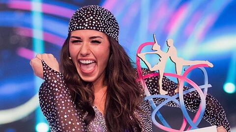 Sarah Lombardi im Finale der SAT.1-Show "Dancing on Ice" mit dem Siegerpokal.