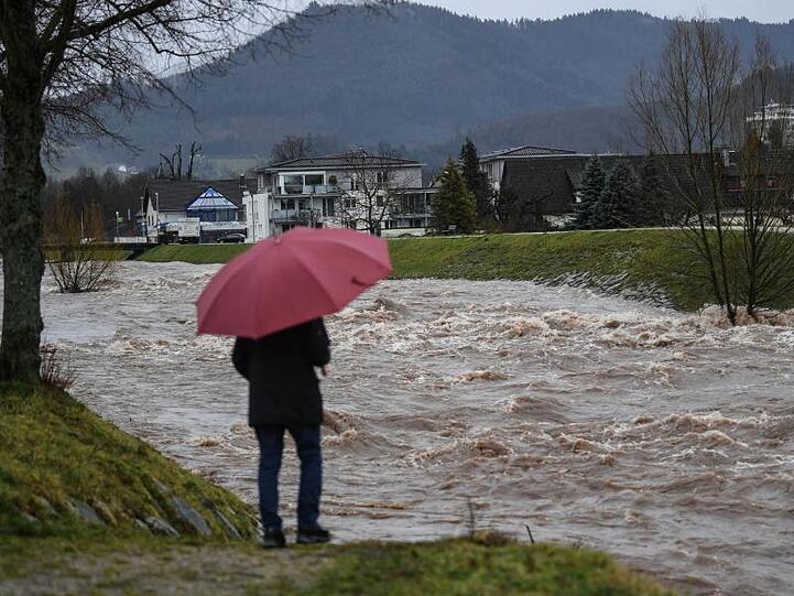 Hochwasser in Baden-Württemberg: Die Rench ist durch starken Regen angeschwollen, in vielen Gemeinden gilt Hochwasseralarm.
