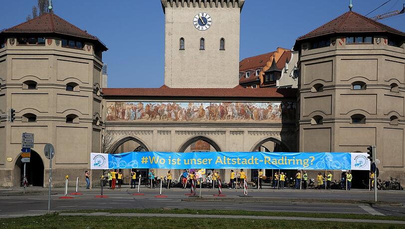 Radler protestieren vor dem Isartor für mehr Tempo beim Bau des Radlrings.
