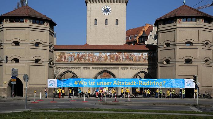 Radler protestieren vor dem Isartor für mehr Tempo beim Bau des Radlrings.