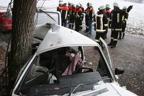 Ein Babenshamer rutschte von der eisglatten Straße in einen Baum - er schwebt in Lebensgefahr.