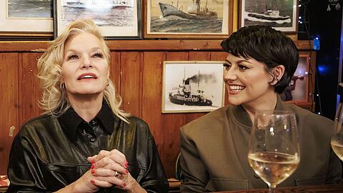 Lachen, Singen und &uuml;bers Outing reden: Bei "Inas Nacht" gab es zwischen Gastgeberin Ina M&uuml;ller (links) und Comedienne Tahnee viel zu besprechen.