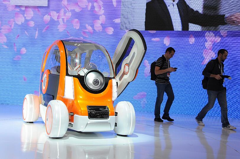 Der Hersteller Suzuki zeigt ein sehr spezielles Konzeptauto namens "Q Concept", ein Zweisitzer der als Bindeglied zwischen Auto und Fahrrad dienen soll. Ob es jemals außerhalb einer Messe auf den Straßen fahren wird bleibt abzuwarten.