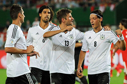 Die deutsche Nationalmannschaft jubelt über den Treffer zum 2:0.