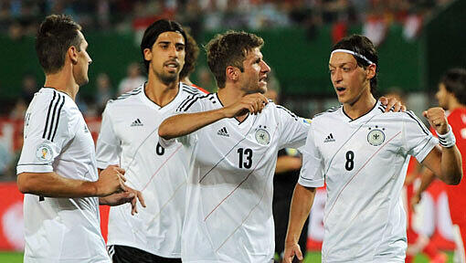 Die deutsche Nationalmannschaft jubelt über den Treffer zum 2:0.