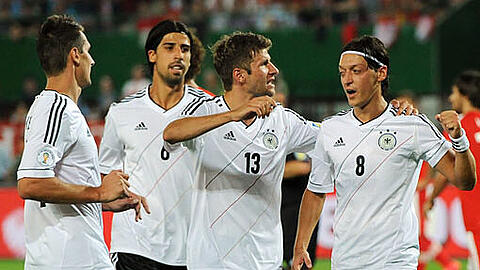 Die deutsche Nationalmannschaft jubelt über den Treffer zum 2:0.
