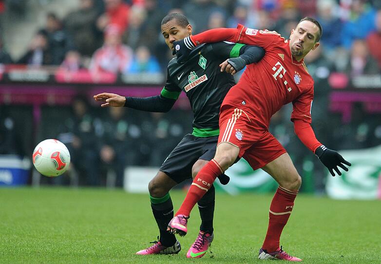FRANCK RIBÉRY NOTE 1
Was für eine 18. Liga-Partie, fast vier Tore, am Ende (was für) eins &ndash; so viel Freiraum war selten. Und dann: Mon dieu! Drei Tore geklaut. Erst war Robben(1:0) schneller, dann machte Selassie das 3:0 und Gomez klaute ihm das 4:0. Die Wiedergutmachung war die Krönung: Der Volleyschlenzer zum 5:1 (87.).