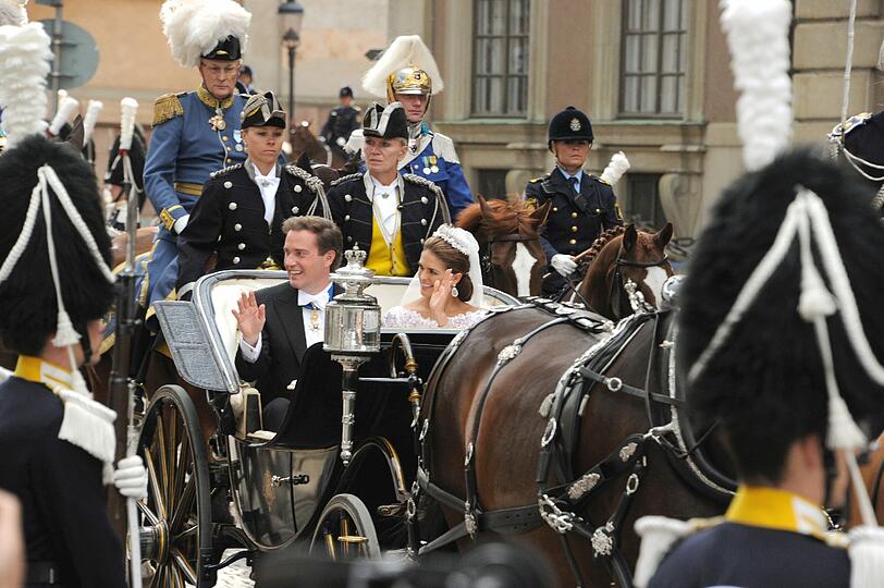 Prinzessin Madeleine und ihr Ehemann Chris O'Neill konnten nach dem Ja-Wort mit 400 Gästen im Königsschloss am Mälarsee feiern &ndash; bis in die Nacht. Die Bilder.