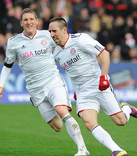 Schweinsteiger und Franck Ribéry jubeln im Auswärtstrikot.