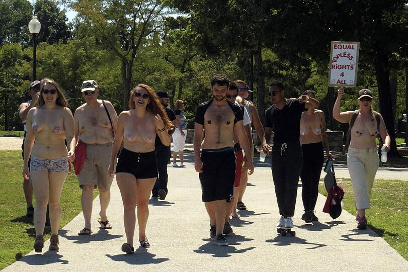 Unter dem Motto "Free your breasts! Free your mind!" ging's mit nackten Brüsten durch New York, Washington und Venice Beach in Kalifornien. Viel Spaß beim Durchklicken.