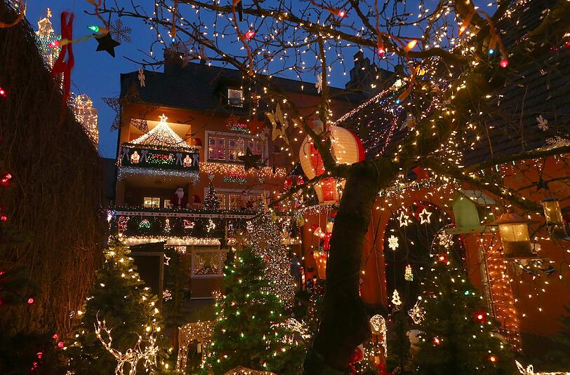Ein Glitzern und Funkeln, wohin man schaut: Die Hausbesitzer im unterfränkischen Mainbernheim brauchen jedes Jahr eine Woche, um ihr Anwesen auf die Weihnachtszeit vorzubereiten.
